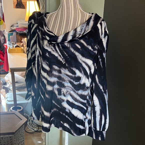 π 1 hour sale. St. John, size 12, Navy & White Patterned Blouse, Gently preloved - Picture 2 of 10